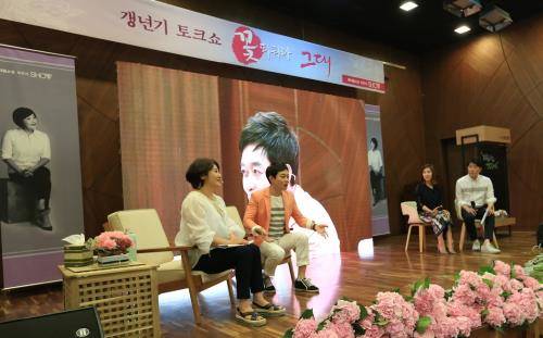방송인 최유라가 갱년기 토크쇼 '꽃 피워라 그대'를 진행하고 있다. ⓒ 롯데홈쇼핑