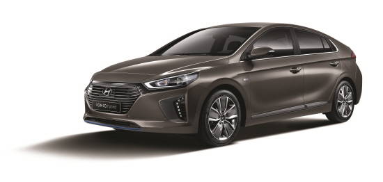 현대차는 아이오닉 레드닷 디자인상 수상을 기념해 부산모터쇼 기간 중 아이오닉 하이브리드 시승 및 화보 촬영 이벤트 '아이오닉 포토 에세이 인 부산'을 운영한다. ⓒ 현대자동차