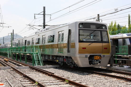 현대로템은 전사적 역량을 집중해 전동차 생산일정에서 1년가량 빠르게 생산, 서울시 9호선 전동차 70량 중 첫 편성 4량을 출고하는 데 성공했다. 사진은 23일 현대로템 창원공장에서 출고된 서울시 9호선 전동차 첫 편성. Ⓒ 현대로템