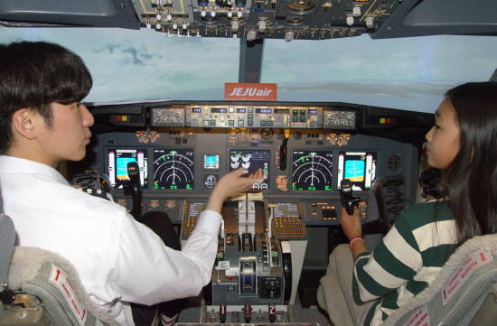 시뮬레이터(모의비행장치)에서 어린이가 조종사체험을 하고 있는 모습. ⓒ 제주항공