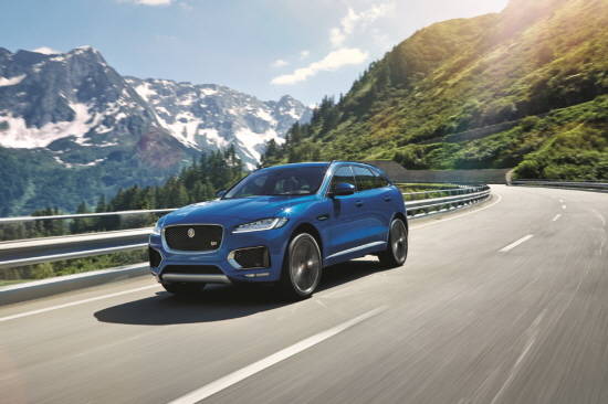 SUV 차량에 걸맞게 실용성은 극대화된 F-PACE는 성인 다섯 명이 탑승할 수 있는 넉넉한 실내공간과 508ℓ의 트렁크 용량을 제공한다. ⓒ 재규어 랜드로버 코리아