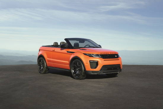 레인지로버 이보크 컨버터블은 세계 유수의 디자인상을 수상하며 인정받은 레인지로버 이보크의 디자인을 고스란히 유지함과 동시에 세련된 폴딩 루프를 더한 것이 특징이다. ⓒ 재규어 랜드로버 코리아