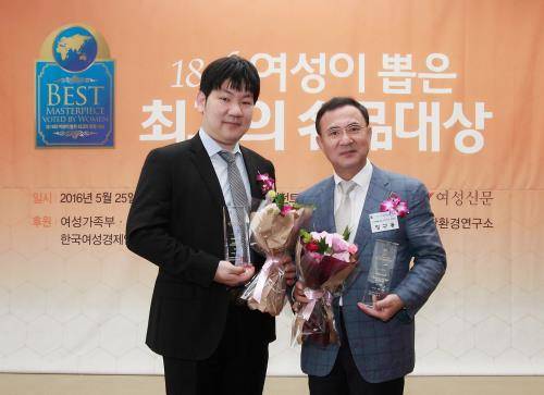 정구용 이대목동병원 장기이식센터장(오른쪽)과 권형주 이대여성암병원 유방암·갑상선암센터 교수가 수상 후 기념촬영을 하고 있다. ⓒ 이대목동병원