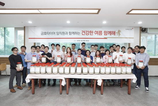 활동에 참가한 금호타이어 직원들이 단체 기념사진을 찍고 있다. ⓒ 금호타이어
