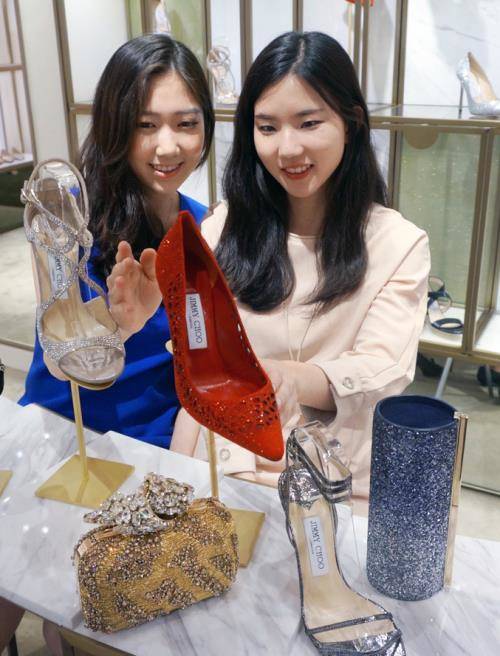 한섬이 론칭 20주년을 맞아 '메멘토 컬렉션'을 선보이고 있다. ⓒ 현대백화점