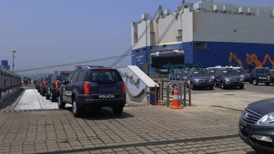 계약에 따라 페루에 공급될 렉스턴 W 총 2108대는 이번에 선적되는 400여대를 시작으로 9월까지 순차적으로 공급하게 된다. 사진은 선적 중인 렉스턴 W 모습. = 전훈식 기자