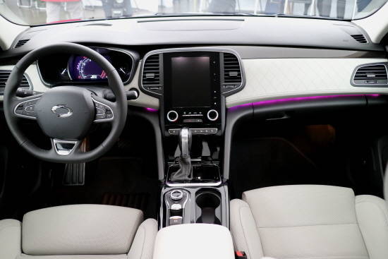 SM6 인테리어는 감성적이면서도 고급스러웠으며, 특히 센터페시아 중앙의 8.7인치 풀 터치스크린 'S-링크 시스템'은 눈길을 사로잡기에 충분했다. ⓒ 프라임경제