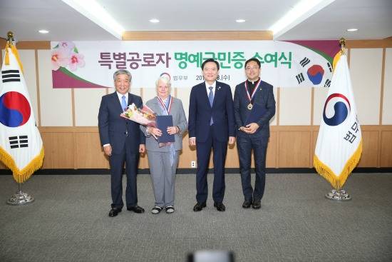왼쪽부터 박병종고흥군수, 마리안느 마가렛 수녀, 김현웅 법무부장관, 김연준 신부. ⓒ 고흥군