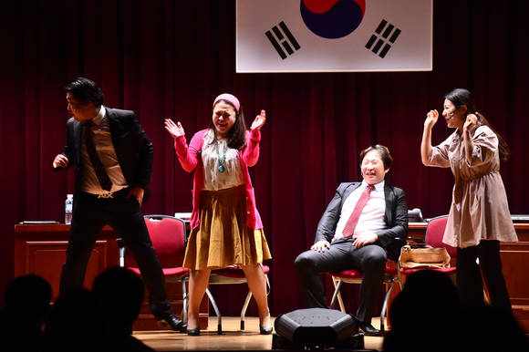 진주시청 시민홀에서 청렴연극 아버지의 회상이 공연되고 있다. ⓒ 진주시청