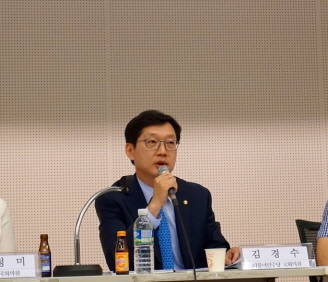 김경수 국회의원이 9일 오전 국회도서관에서 열린 위기의 조선산업 벼랑 끝 조선노동자 올바른 해법은 무엇인가 토론회에 참석해 발언을 하고 있다. ⓒ 프라임경제