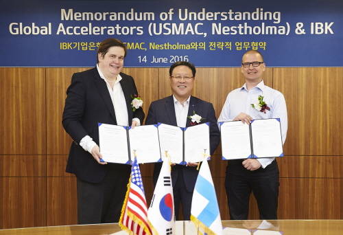 시석중 기업은행 마케팅그룹 부행장(가운데)이 Chris Burry USMAC 공동 CEO(왼쪽), Antti Kosunen 네스트솔마 공동 창업자(오른쪽)와 협약식을 마치고 기념촬영을 하고 있다. ⓒ 기업은행