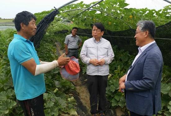김성일 전남농업기술원장(오른쪽 두 번째)이 함평군을 방문, 농민과 이야기를 나누고 있다. ⓒ 함평군청