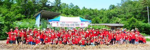의성마늘햄 캠프에 참가한 가족들이 한데 모여 기념촬영을 하고 있다. ⓒ 롯데푸드