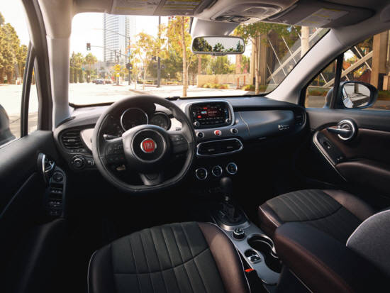 피아트 500X 인테리어는 실용성을 강조한 오리지널 500 헤리티지를 기반으로 더 넓어진 공간효율성과 편의성을 고려해 더욱 모던하고 실용적인 모습으로 새롭게 디자인됐다. ⓒ FCA 코리아