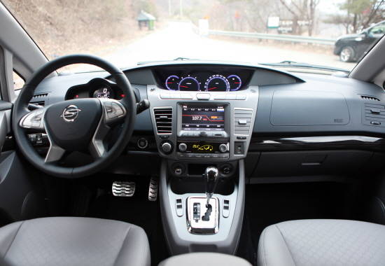 운전석 공간은 각종 계기판을 한눈에 아우를 수 있도록 인체공학적으로 설계됐다. ⓒ 쌍용자동차