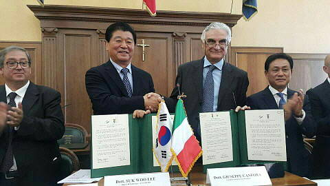 이석우 남양주시장(가운데 왼쪽)을 비롯한 남양주시 방문단과 이탈리아 살레르노 광역시 관계자들이 기념촬영을 하고 있다. ⓒ 남양주시청