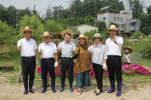 (왼쪽부터) 농촌체험학습 행사에서 이대훈 NH농협은행 서울영업본부장, 박성직 강동농협조합장, 조희연서울시교육청 교육감, 홍성숙 둔촌초등학교교장, 성계숙 서울시교육청 체육건강과장, 최옥농협서울지역본부장이 기념사진을 찍고 있다. ⓒ 농협은행