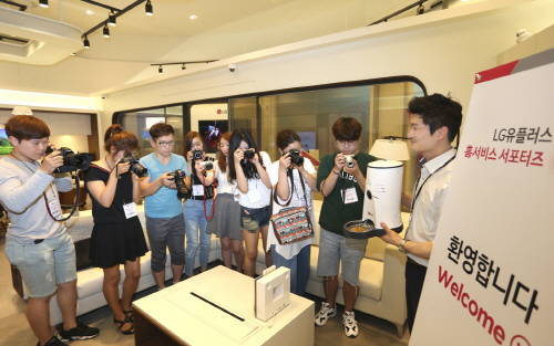 LG유플러스 용산사옥 1층 IoT체험관에서 서포터즈들이 LG유플러스의 홈서비스 설명을 들으며 사진촬영하고 있다. ⓒ LG유플러스