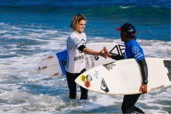 국내·외 서퍼들이 경기를 펼친 후 인사를 하고 있다. ⓒ 프라임경제