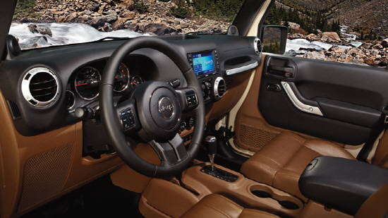 인테리어는 다소 투박해 보일 정도로 단순하지만, 엉성하지는 않고 사용하기 편리하다. 아울러 새롭게 장착된 유커넥트 멀티미디어 센터는 6.5인치 터치스크린 LCD 디스플레이와 연동되면서 직관적이고 쉽게 사용할 수 있다. Ⓒ FCA 코리아