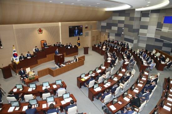 24일 경북도의회 본회의장에서 방문연설을 하고 있은 전남도의회 명현관 의장. ⓒ 전남도의회