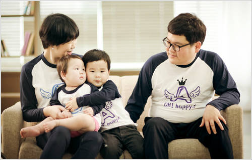 둘째 돌사진 촬영 현장에서 엄마에게 착 붙어 안떨어지는 호소남매. 아빠의 표정이 떨떠름하다. = 이수영 기자