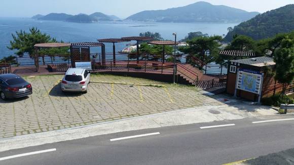 새롭게 단장한 남해군 미조면 항도전망대. ⓒ 남해군청