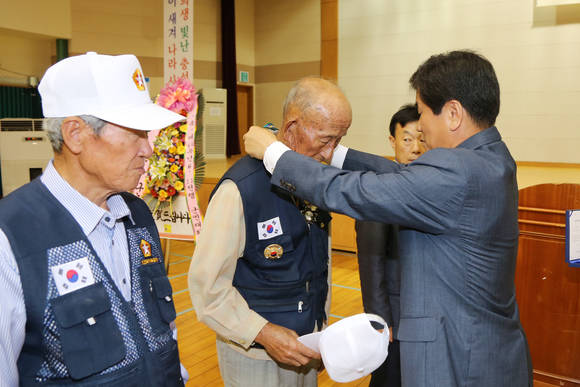 허기도 군수가 유공자들에게 호국영웅기장을 수여하고 있다. ⓒ 산청군청