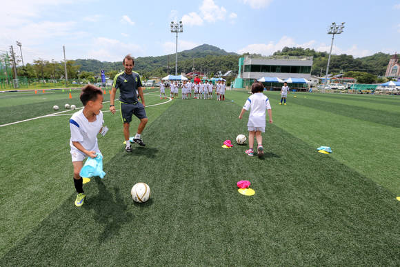 산청군 유소년 축구 꿈나무들이 레알마드리드 축구클리닉에 참여하고 있다. ⓒ 산청군청