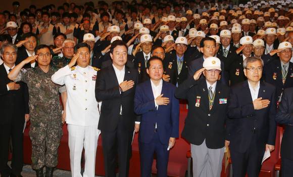 경남도가 6.25전쟁 66주년 기념식에서 국민의례를 하고 있다. ⓒ 경남도청