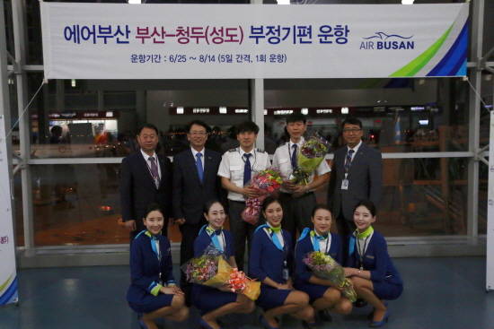 부산~ 청두 노선 부정기편을 취항을 기념하기 위해 에어부산 관계자들이 기념촬영을 하고 있는 모습. ⓒ 에어부산