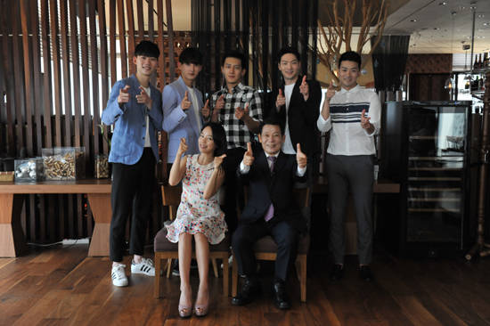 윤장현 광주광역시장은 지난 25일 광주에서 촬영 중인 중국 예능 프로그램 '여신강림' 출연진과 만나 광주시장 전용차인 '기아 소울'을 이틀간 사용할 수 있도록 열쇠를 전달하고 광주의 친환경자동차 산업에 대해서도 설명했다. .ⓒ 광주시청