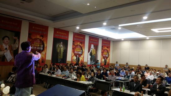 지난 25일 부산 벡스코에서 열린 김원기 세계로TV 대표의 주식 강연 투어에 연일 인파가 몰리고 있다. ⓒ 세계로TV