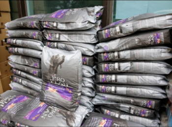 롯데닷컴은 최근 반려동물복지센터에 883㎏의 사료를 기부했다. ⓒ 롯데닷컴