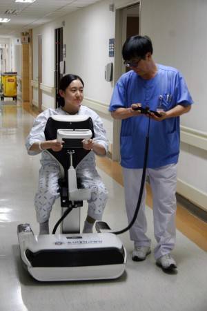 이동보조로봇 사용 모습. ⓒ 현대중공업