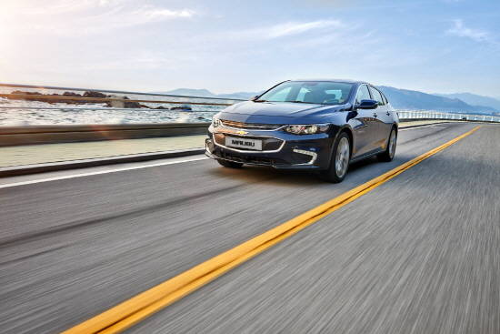 국내시장에서 돌풍을 일으키고 있는 한국GM 신형 말리부가 다음 달 출시를 앞둔 중동지역에서 '디스플레이 오작동' 논란이 발생한 데 이어 국내 생산물량 출고까지 지연되면서 이중고를 겪고 있다. ⓒ 한국GM