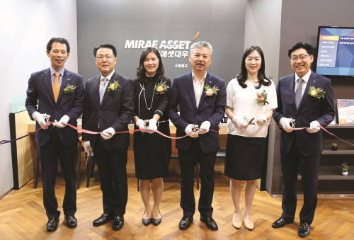 27일 경기 수원시에 소재한 미래에셋대우 수원광교지점에서 열린 신설 기념행사에서 (왼쪽부터) 민경부 WM 사업추진부장, 김을규 경인지역본부장, 김금숙 수원광교지점장, 홍성국 사장, 임정아 고객지원팀장, 미래에셋증권 이종필 본부장 등이 참석해 기념 테이프를 자르고 있다. ⓒ 미래에셋대우