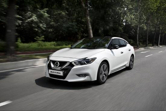 '와이드 앤 로우' 스타일이 적용된 닛산 맥시마는 이전보다 전장은 54㎜ 늘리고 전고는 30㎜ 낮춰 이상적인 스포츠 세단 비율을 이뤄냈으며, 전체를 휘감는 강렬한 캐릭터 라인도 스포티한 매력을 더욱 살렸다. Ⓒ 한국닛산