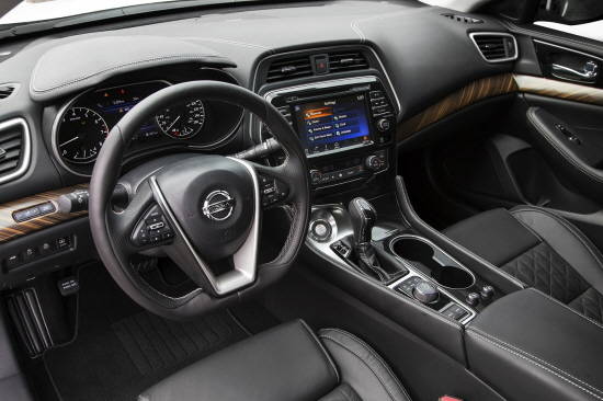 맥시마 운전석은 전투기 조종석에서 영감을 받아 제작되면서 드라이빙에 집중할 수 있는 독립 공간으로 재탄생했다. 아울러 센터페시아도 운전석 방향으로 7도 가량 기울어져 조작 직관성이 향상된 동시에 운전자를 감싸는 듯한 안락함을 제공한다. Ⓒ 한국닛산