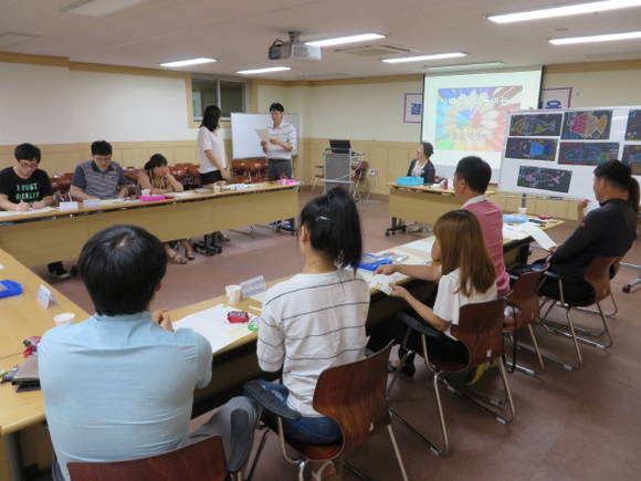 여성회관창원관에서 다문화부부 미술치료 부부교육이 진행 중이다. ⓒ 프라임경제