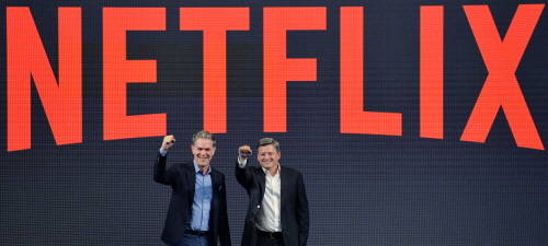 (왼쪽부터)리드 헤이스팅스 넷플릭스 CEO와 테드 사란도스 넷플릭스 최고콘텐츠책임자가 포즈를 취하고 있다. ⓒ 뉴스1