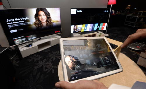 넷플릭스 오리지널 콘텐츠를 시연하고 있다. ⓒ 뉴스1