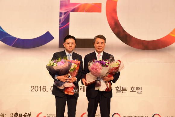 이창희 진주시장(오른쪽)이 2016 한국을 빛낼 CEO에 선정돼 수상을 하고 있다. ⓒ 진주시청