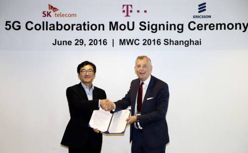 최진성 종합기술원장(CTO, 왼쪽)과 울프 에발손(Ulf Ewaldsson) 에릭슨 CTO가 업무협약 뒤 기념촬영을 하고 있다. ⓒ SK텔레콤