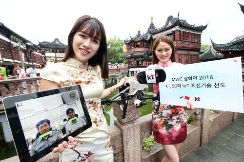 KT 모델들이 상하이 현지에서 MWC 상하이 2016 참가를 홍보하고 있다. ⓒ KT