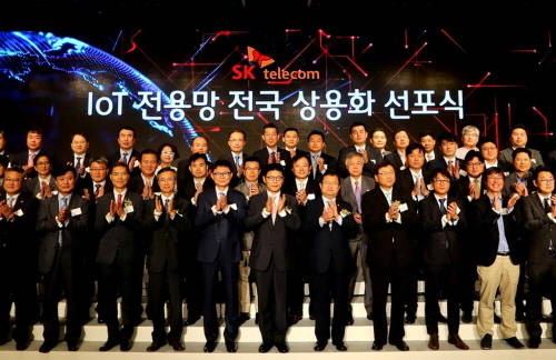 4일 오전 서울 광화문 포시즌스호텔에서 열린 'SK텔레콤 IoT 전용망 전국 상용화 선포식'에서 최재유 미래창조과학부 제2차관(앞줄 왼쪽에서 일곱 번째), 이형희 SK텔레콤 사업총괄(앞줄 왼쪽에서 여섯 번째)을 비롯한 참석자들이 박수를 치고 있다. ⓒ SK텔레콤