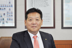 박영진 대표는 케이텍맨파워의 지속성장의 이유에 대해 "한 분야만을 고집하며 고객관리에 최선을 다했기 때문"이라고 말했다. = 김경태 기자