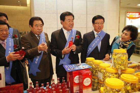 이동진 진도군수(가운데)가 특산품 판매장을 둘러보고 있다. ⓒ 진도군