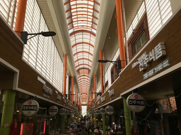 구와 상인회 갈등으로 당초 완공 목표보다 2년 지나, 지난 6월20일 개장 한 '망미중앙시장 아케이드 시설' 전경. ⓒ 프라임경제