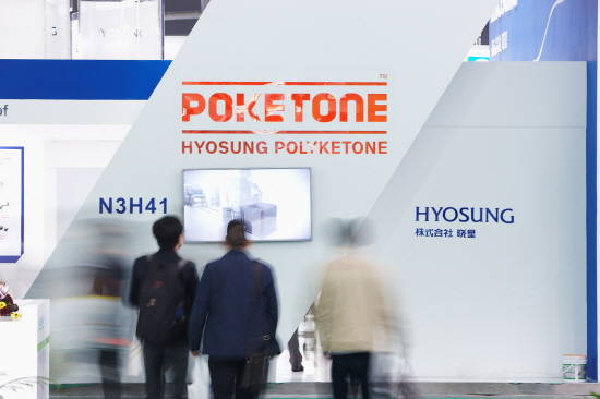 조석래 효성 회장은 중국업체와의 가격 경쟁보다는 고품질의 제품과 따라 할 수 없는 기술력 확보를 우선했으며, 아울러 투자를 늘려 생산 시설을 확대하는 과감한 결정을 내렸다. 사진은 2016 차이나플라스에 참가한 효성 전시 부스. Ⓒ 효성